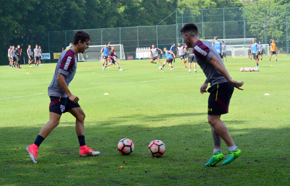 Araruna e Buffarini trabalharam com bola na manhã desta quinta-feira (Foto: Erico Leonan  / site oficial do SPFC)