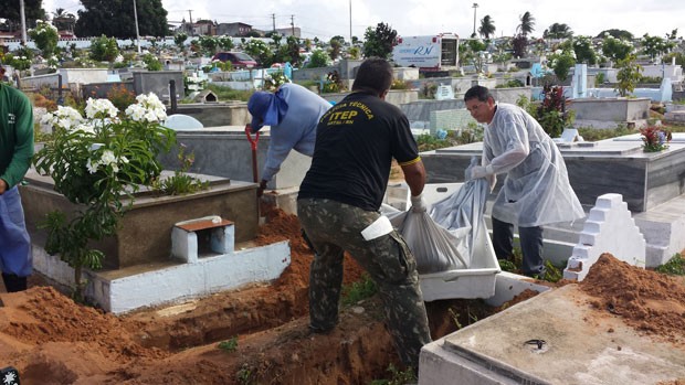 Restos mortais estão sendo enterrados no cemitério público do Bom Pastor, na zona Oeste de Natal (Foto: Divulgação/Itep-RN)