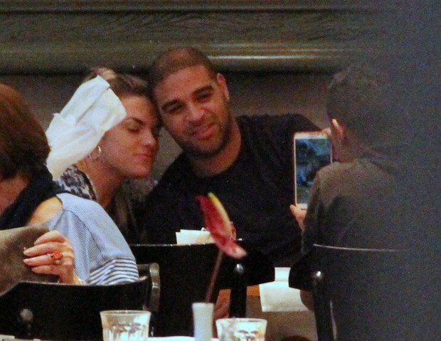 Jogador Adriano almoça com loira em shopping no RJ (Foto: Marcus Pavão/Agnews)