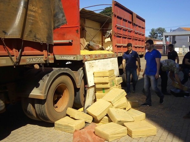 PF apreende 3 toneldas de maconha na região oeste (Foto: Maracos Machado/ RPC)