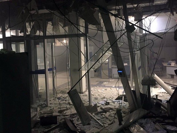 Grupo explodiu caixas eletrônicos de banco em Cássia, MG, na madrugada desta quarta-feira (5) (Foto: Polícia Militar/Cássia)