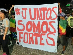 São Paulo - Grupo de manifestantes de São  Vicente, no litoral de São Paulo, realiza um protesto pacífico pelas ruas da cidade na noite desta sexta-feira (21) (Foto: Ivair Vieira Jr/G1)