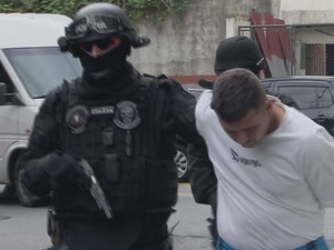 12 pessoas são presas em operação da Polícia Civil (Foto: Reprodução / TV Tribuna) 12 pessoas são presas em operação da Polícia Civil (Foto: Reprodução / TV Tribuna)