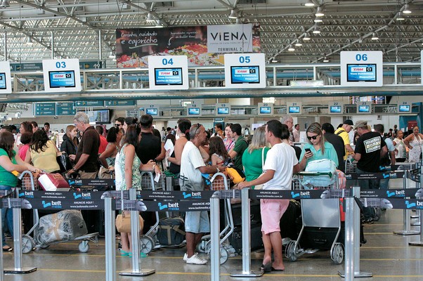 CAOS AÉREO Movimento no Galeão, no Rio de Janeiro. As melhorias nos aeroportos não deverão ficar  prontas a tempo  (Foto: Ale Silva/Futura Press/Folhapres)