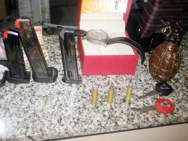 Cinco homens foram presos com granada, arma e colete em Cuiabá (Foto: Divulgação/PM)