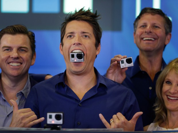 Presidente da GoPro, Nick Woodman, segura câmera na boca enquanto celebra lançamento de ações da empresa em NY (Foto: Seth Wenig/AP)