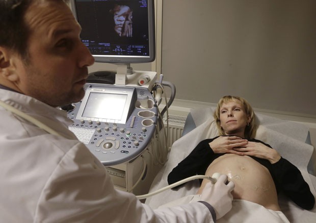 Médico faz ultrassom para captar um bom ângulo do bebê de Maarja Lants em Tallinn, na Estônia (Foto: Ints Kalnins/Reuters)