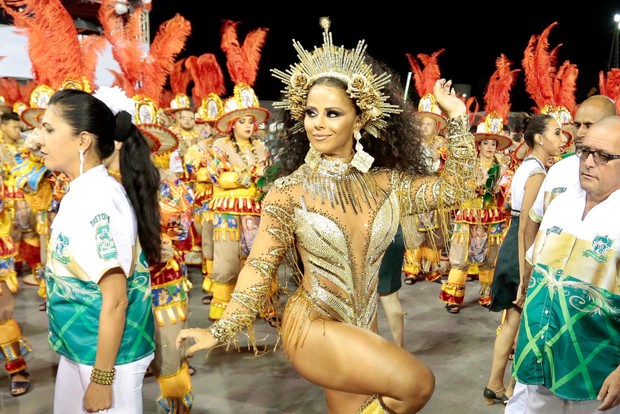 Viviane Araújo é a melhor rainha do Carnaval de SP, segundo internautas