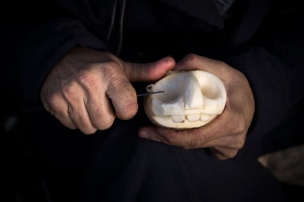 Segundo tradição, britânicos devem esculpir nabos, em vez de abóboras (Foto: Christopher Ison/ English Heritage/AFP)