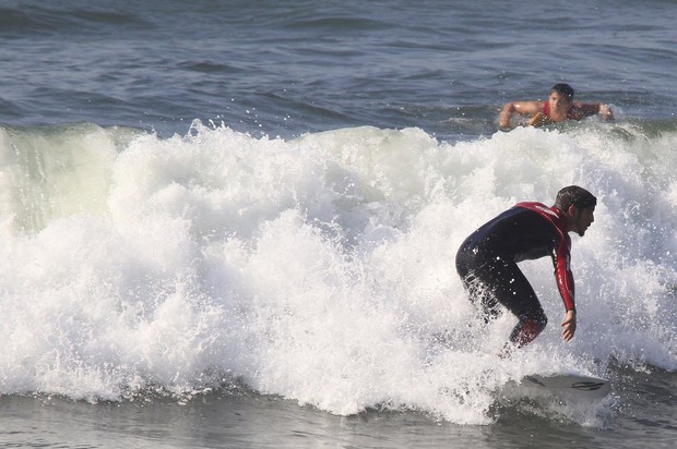 Caio Castro surfa  (Foto: Delson Silva / AgNews)