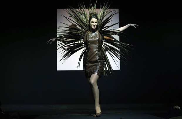 Vestidos com desenhos curiosos e feito com o doce foram exibidos por modelos durante o evento (Foto: Francois LenoirAP)