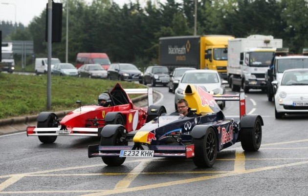 RBR e Ferrari de rua em Essex Russ Bost Mark Harrison Fórmula 1 (Foto: Geoff Robinson / reprodução)