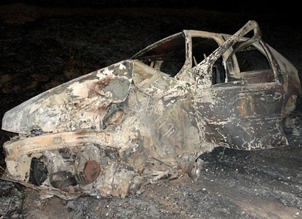 Após colisão, carro parou próximo à queimada e pegou fogo (Foto: Fagner Freire/Arquivo Pessoal)