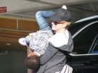 Charlize Theron brinca com o filho, Jackson, sob o olhar de Sean Penn
