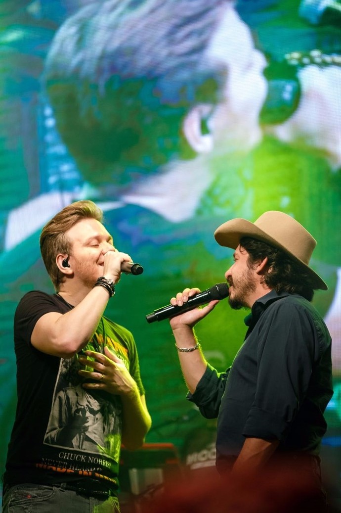 Michel Teló canta com Edu Santafé, do The Voice Brasil (Foto: Divulgação: Deivid Correia Vanderley)