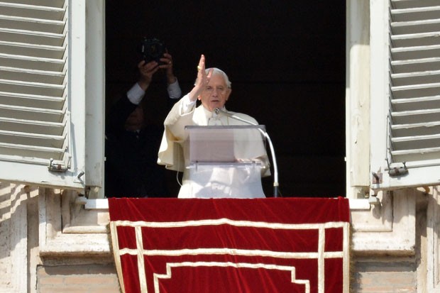 Bento XVI durante oração neste domingo (Foto: Alberto Pizzoli/AFP)