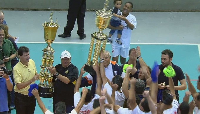 Campanha comemora título da Taça EPTV de Futsal Sul de Minas (Foto: Reprodução EPTV)