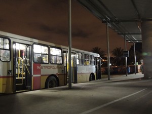 O terminal de ônibus da Estação Cosme e Damião, onde os circulares trazendo os torcedores da Arena Pernambuco descem, ficou sem energia durante 18 minutos, entre 20h28 e 20h46. (Foto: Luna Markman/G1)