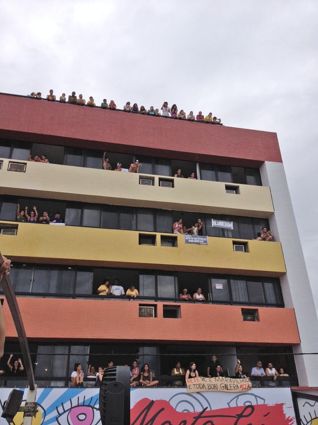 Pessoas assistem ao show de Ivete em prédio (Foto: EGO)