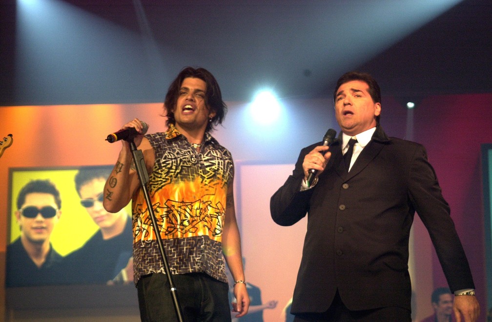 Em 28/11/2002, Jerry Adriani participa do programa 'Jovens Tardes' ao lado da banda LS Jack (Foto: TV Globo/Gianne Carvalho)