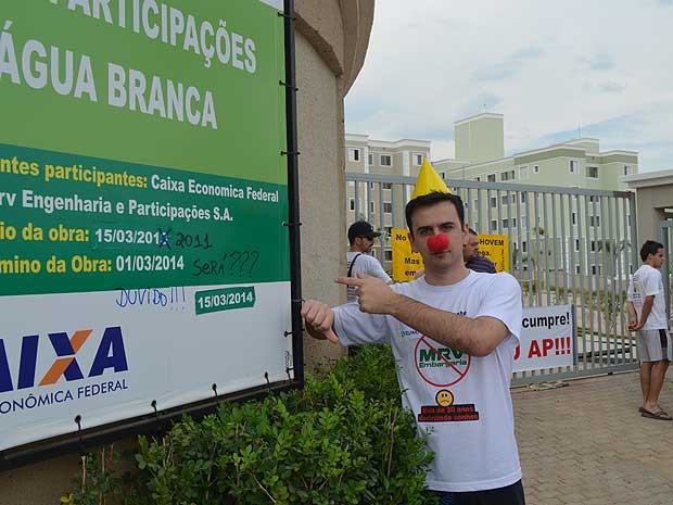 Projetista participa de protesto em frente a condomínio da MRV, em Campinas, após 2 anos de atraso na entrega dos apartamentos (Foto: Fernando Pacífico/G1 Campinas) Projetista participa de protesto em frente a condomínio da MRV, em Campinas, após 2 anos de atraso na entrega dos apartamentos (Foto: Fernando Pacífico/G1 Campinas)