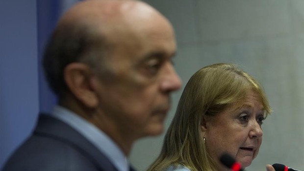 A ministra das Relações Exteriores argentina, Susana Malcorra, ao lado do chanceler José Serra (Foto: Joédson Alves/EFE)