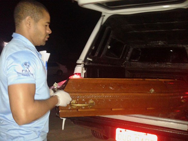 Caixão com corpo de menino de 2 anos que morreu após se afogar em Jaguaquara (Foto: Blog Marcos Frahm)