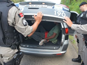O suspeito que sobreviveu a capotagem foi preso pela PM (Foto: Walter Paparazzo/G1)