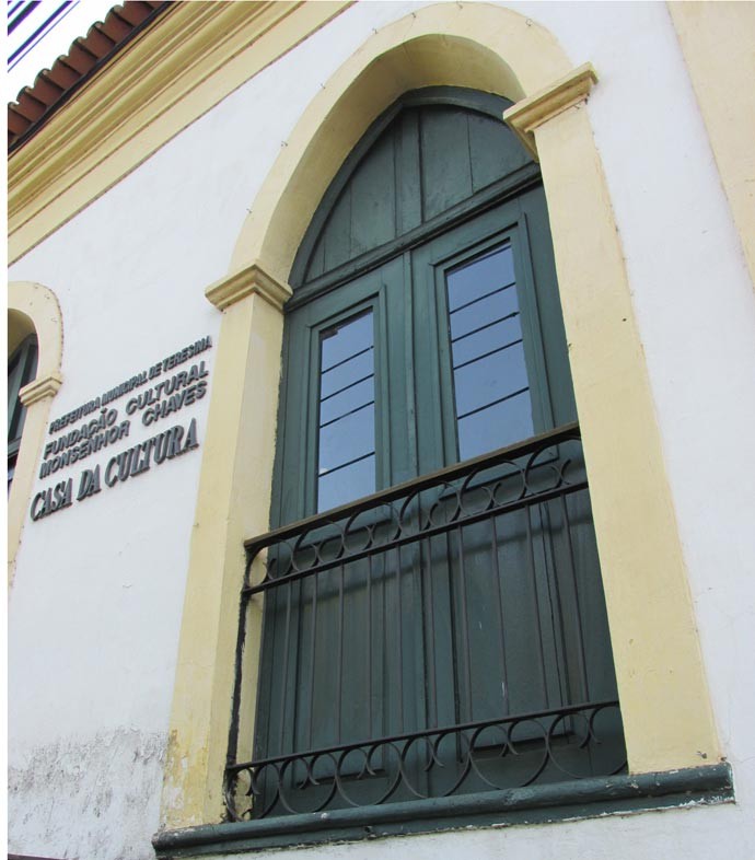 Prédio da Casa da Cultura tem a aplicação das tradicionais ogivas nas portas e janelas (Foto: Gshow/Rede Clube)