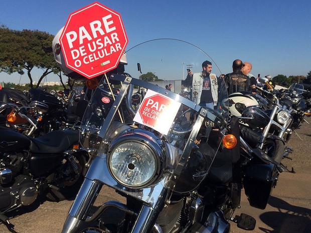 Cartaz em moto pede fim de uso de celular ao volante (Foto: Mateus Vidigal/G1) Cartaz em moto pede fim de uso de celular ao volante (Foto: Mateus Vidigal/G1)