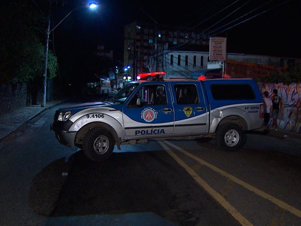 Ônibus bate em poste na Federação, em Salvador (Foto: Imagem/TV Bahia)