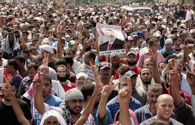 Partidários do presidente deposto Mohamed Morsi protestam contra atual governo do Egito pelas ruas do Cairo nesta "Sexta-feira da Ira" (Foto: AP Photo/Thomas Hartwell)