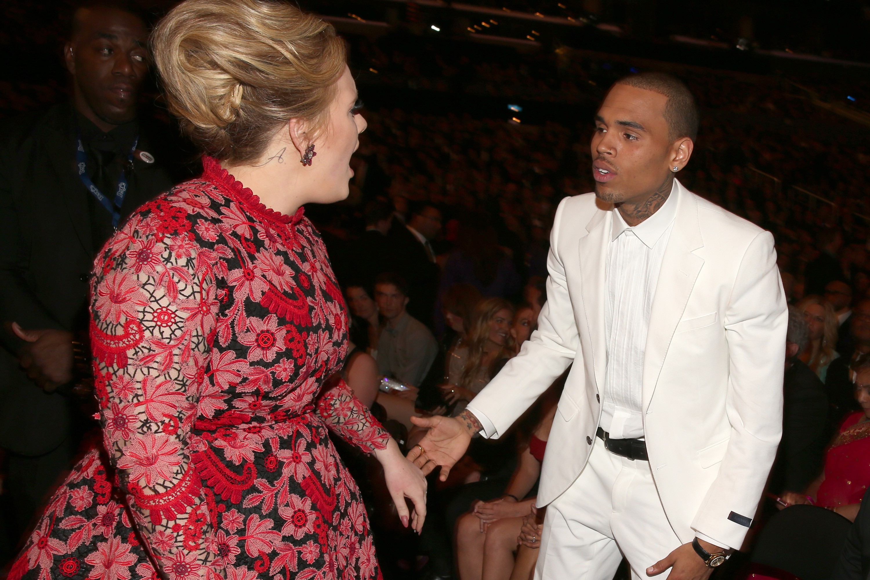 Adele e Chris Brown se cumprimentaram publicamente no Grammy de 2013 (Foto: Getty Images)