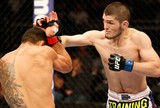 Nurmagomedov anula jogo de Rafael dos Anjos e vence por unanimidade Nurmagomedov anula jogo de Rafael dos Anjos e vence por unanimidade