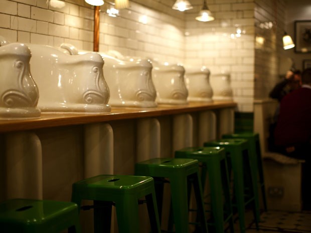 "The Attendant", café que funciona dentro de um banheiro público em Londres (Foto: Divulgação/The Attendant)