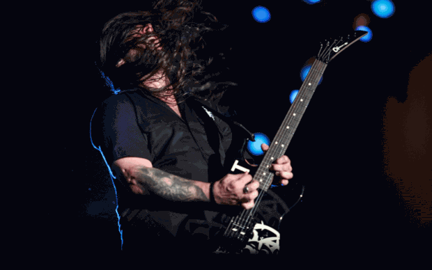 Andreas Kisser, guitarrista do De La Tierra, toca no Palco Mundo do Rock in Rio 2015 (Foto: Fabio Tito/G1)