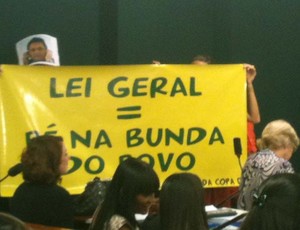Manifestantes protestam contra Lei Geral da Copa em comissão da Câmara (Foto: Marcelo Parreira / Globoesporte.com)