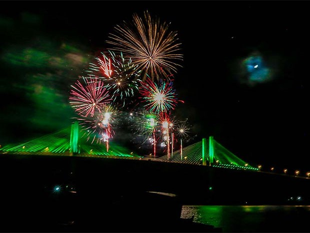 Queima de fogos na ponte Newton Navarro marcou virada do ano em Natal (Foto: Canindé Soares/G1)