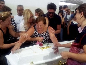 A avó materna de Joaquim, Cristina Ponte, se desespera ao ver o caixão do neto (Foto: Eduardo Guidini/G1)