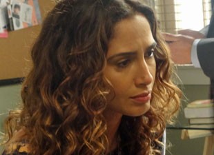 A morena erra na mira e desconfia de Inês, e não de Beatriz (Foto: Gabriela Duarte/Gshow) A morena erra na mira e desconfia de Inês, e não de Beatriz (Foto: Gabriela Duarte/Gshow)