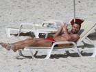 Henri Castelli se bronzeia na praia da Barra da Tijuca, no Rio