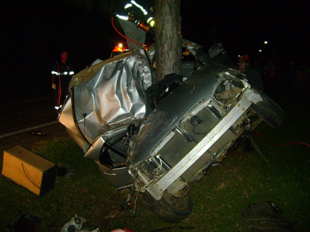 G1 Jovem morre após colidir carro a 140 km h contraárvore em Encantado, RS notícias em Armario Planejado Cozinha Pequeno ~ G1 Jovem morre após colidir carro a 140 km h contraárvore em Encantado, RS notícias em