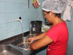 Água usada para lavar a louça da escola será aproveitada com reativação do bioágua (Foto: Juliane Peixinho/ G1)