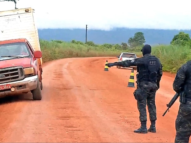 Foras policiais montaram barreiras e fazem abordagens nas entradas do garimpo em Pontes e Lacerda (Foto: Reproduo/TVCA)
