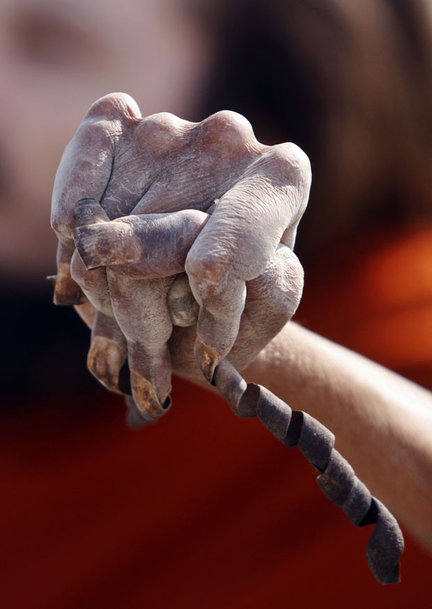 Indiano Amar Bharti disse que não corta suas unhas há 28 anos. (Foto: Rajesh Kumar Singh/AP)