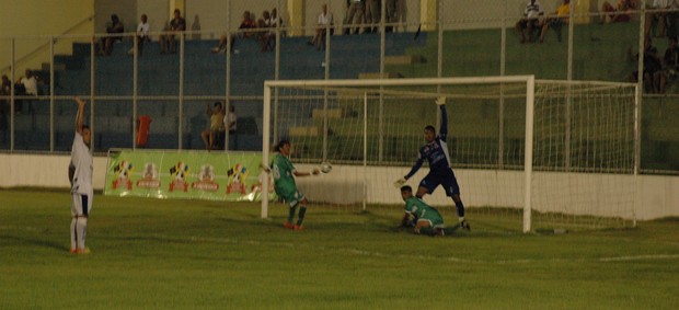 Du marca, mas a arbitragem anula na partida CSP 2 x 1 Nacional de Patos (Foto: Richardson Gray / Globoesporte.com/pb)