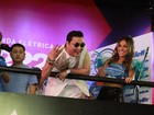 Psy assiste ao show de Claudia Leitte  cercado de mulheres