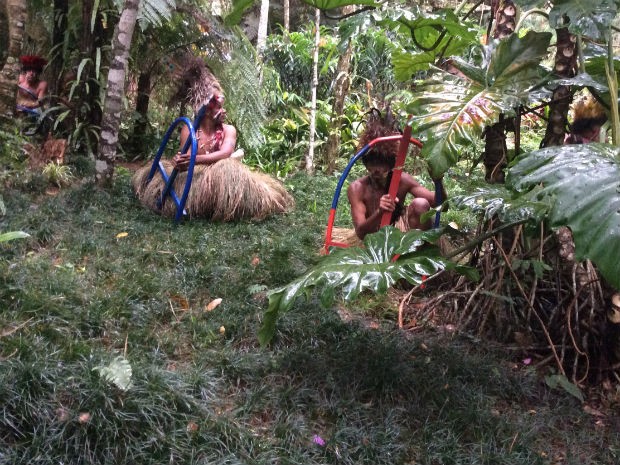 Índios escondidos na mata (Foto: Jéssica Balbino/ G1) Índios escondidos na mata (Foto: Jéssica Balbino/ G1)