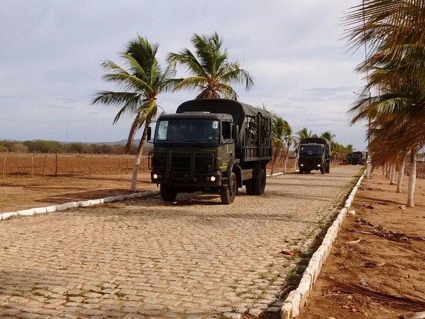 Fuzileiros navais fazem revista na Penitenciária Agrícola de Mossoró  (Foto: Oscar Xavier/Inter TV Costa Branca )