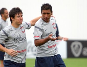 Willian e Paulinho, treino Corinthians willian corinthians paulinho (Foto: Anderson Rodrigues / Globoesporte.com)